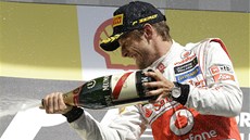 AMPASKÉ NA OSLAVU. Britský pilot Jenson Button v barvách McLarenu se raduje z
