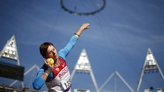 Ruská koulaka Larisa Voliková pi svém pokusu na paralympijských hrách v