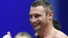 Ukrajinský boxer Vitalij Kliko oslavuje svoje vítzství v utkání o titul