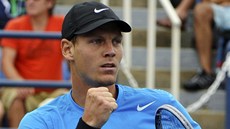 DOBRÝ MÍ. Tomá Berdych se raduje z úspné výmny v duelu s Nicolasem