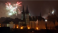 Silvestrovský oh�ostroj nad kostelem Sv. Mikulá�e v centru Chebu.