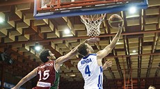 eský basketbalista Petr Benda zakonuje na portugalský ko.