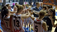 Basketbalistky VŠ Praha během oddechového času v kolečku s trenérem Petrem