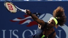 Americká tenistka Serena Williamsová podává ve finále US Open.