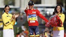 VÍTZ A KRÁSNÉ DÍVKY. Alberto Contador si uívá druhý triumf na Vuelt.