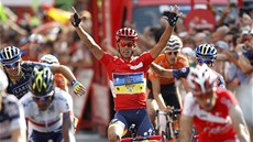 VÍT�ZSTVÍ JE MOJE. Alberto Contador se v cíli záv�re�né etapy raduje z