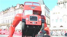 Klikující autobus na Staroměstském náměstí v Praze
