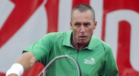 FORMA ROSTE. Tenista Ivan Lendl sice v exhibiním zápase v Budapeti prohrál, ale tí ho, e se jeho forma zlepuje.