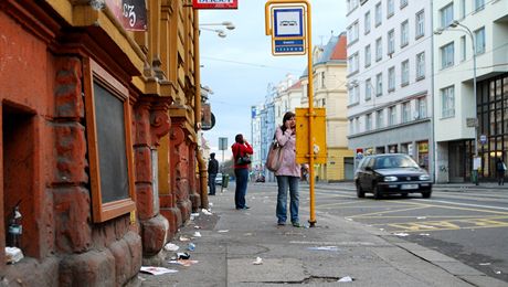 Frekventovaná Nádraní ulice je dnes ve patném stavu. Pítí rok zane její komplexní oprava.