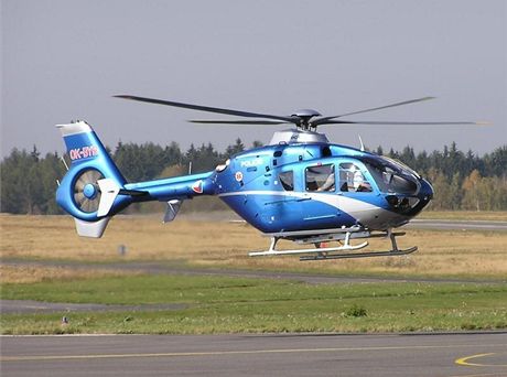 Mue do nemocnice transportoval policejní vrtulník EC-135, který je v Praze a Stedoeském kraji vyuívaný pro leteckou záchrannou slubu.