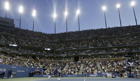 V ZÁI REFLEKTOR. Novak Djokovi na kurtu Arthura Ashe ve finále US Open 2012.