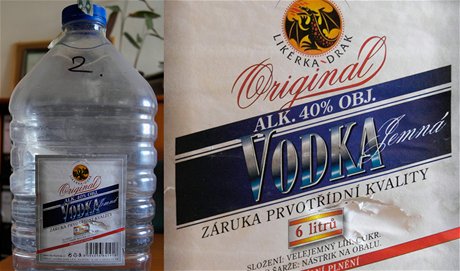 estilitrový plastový barel, na jeho etiket je uvedeno Originál vodka ...