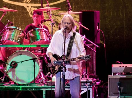 Neil Young (v pozadí bubeník skupiny Crazy Horse Ralph Molina)