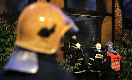 Lelekovití dobrovolní hasii jeli hasit opilí. Ilustraní snímek