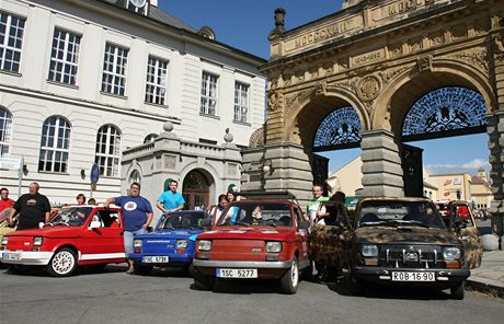 V Plzni se o vkendu konal sraz majitel voz Fiat 126. Kolonu autek...