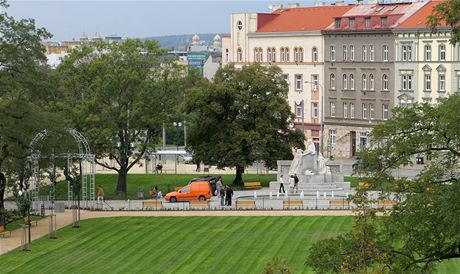 Prodávat se bude i jeden z dom na opraveném Mikuláském námstí v Plzni.