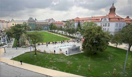 Pepadený mladík utekl ze hbitova na Mikuláské námstí, odkud z telefonní budky pivolal policii.