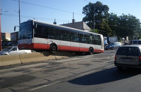idi autobusu MHD najel v Brn-idenicích na betonový zátaras.