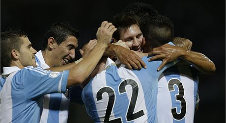 DAÍ SE. Fotbalisté Argentiny se radují z gólu Lionela Messiho (druhý zprava).