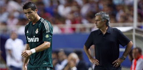 CO SE TO S NÁMI DJE? Útoník Cristiano Ronaldo (vlevo) a trenér José Mourinho