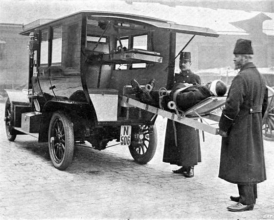 Ambulanní automobil zakoupený Praskou mstskou pojiovnou (1910).