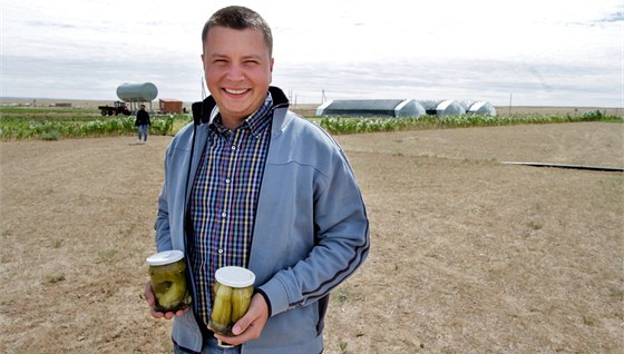 Vedoucí eské farmy Pavel Muro se chlubí nakládanými okurkami z Gobi.