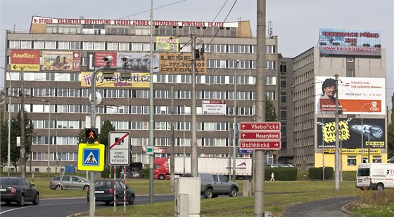 Světelný billboard je na budově umístěný vpravo nahoře. Řidiči přijíždějící ke křižovatce z centra města ho mají před očima několik set metrů.