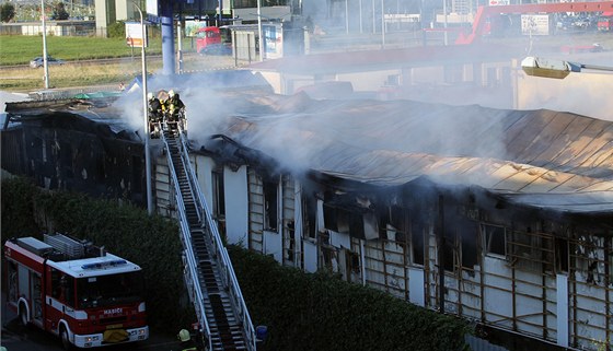 Na trnici v brnnské Olomoucké ulici hoela hala. Stovka hasi bojovala s