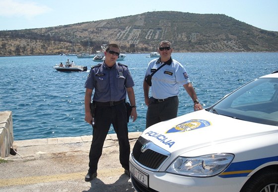 etí policisté psobili v Chorvatsku i vloni. Byl mezi nimi i Aleksandar Kljuni (vpravo)