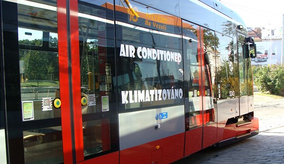 Na lince íslo 18 jezdí od pondlí první klimatizovaná tramvaj.