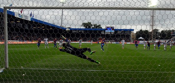 ROZHODUJÍCÍ CHVÍLE. Plzeský kapitán Pavel Horváth pekonává z penalty Tomáe