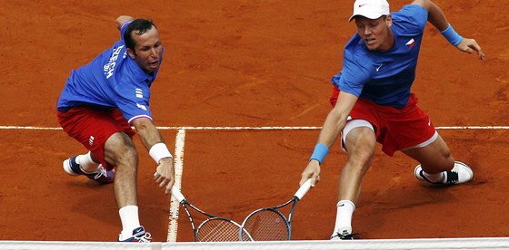 DOSÁHNOU? Tomá Berdych (vpravo) a Radek tpánek se v semifinále Davis Cupu