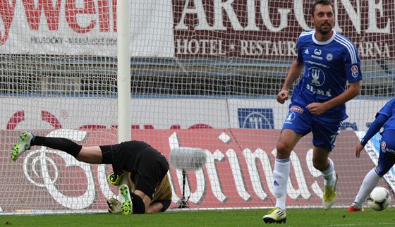 OBMOTANÝ A PEKONANÝ. Liberecký branká David Biík leí u tye, Michal Ordo, stelec olomouckého gólu (vpravo), odbíhá slavit. Poslední vzájemný souboj na Hané vyhráli domácí vysoko 3:0.