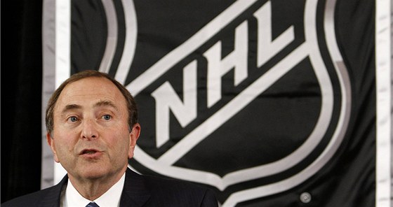 Gary Bettman me být spokojený: NHL se dohodla na vyrovnání s hrái a zase tak moc ji to stát nebude.
