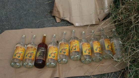 Policisté zajistili 60 kus neokolkovaných lahví alkoholu
