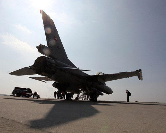 Stíhací letoun F - 16 pi pípravách na start