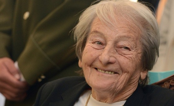 Dana Zátopková bhem oslav 90. narozenin.