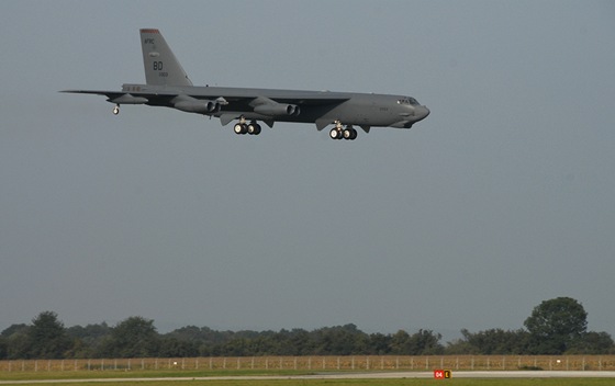 Americký bombardér B-52 pistává na letiti v Ostrav-Monov