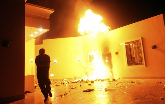Ozbrojenci napadli americký konzulát v Benghází.