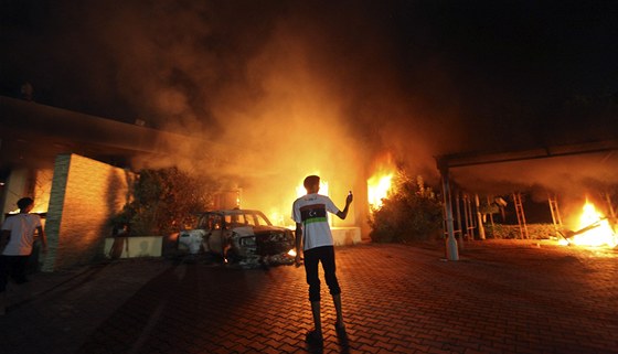Americký konzulát v Benghází v plamenech. Ozbrojenci ho napadli údajn kvli...