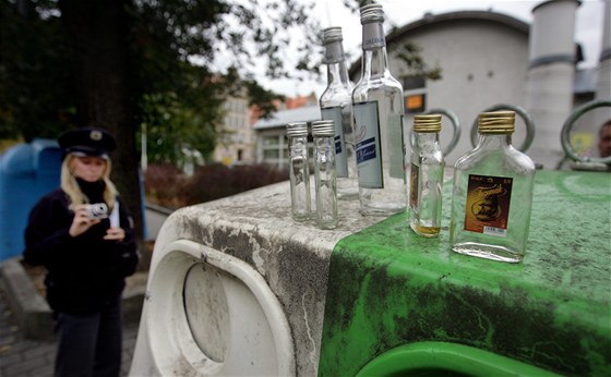 Kontejner na sklo v Karlových Varech byl plný podezelých lahví s etiketou