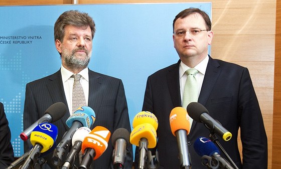 Premiér Petr Neas a ministr vnitra Jan Kubice.