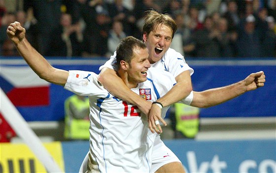 Vratislav Lokvenc se 26. bezna 2005 na teplickém stadionu raduje ze své vítzné trefy do finské sít; spolu s ním oslavuje Tomá Jun (nahoe).