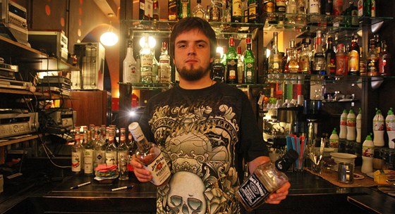 Barman Szymon Worek z polského Tína zve eské návtvníky.