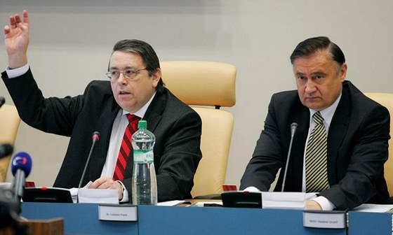 Hejtman Lubomír Franc z ČSSD má podle průzkumu šanci post obhájit, jeho bývalý kolega Vladimír Dryml (vpravo) už kandiduje za Zemanovce.