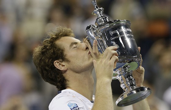 JE MOJE! Andy Murray líbá trofej po vítzství na US Open v New Yorku.