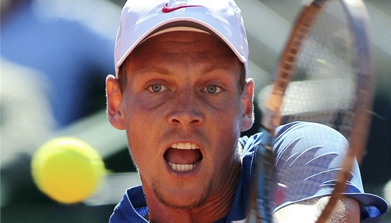 DO ÚDERU. Tomá Berdych v daviscupovém semifinále proti Argentin.