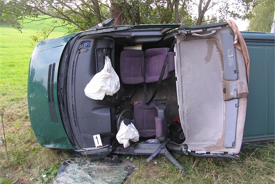 Dodávka, která havarovala u Kunaku na Jindichohradecku.