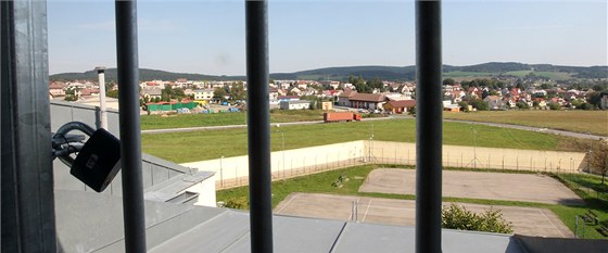 Výhled z jednoho z nových pokojů na Světlou nad Sázavou. Ze zamřížovaného okna je vidět na hřiště. Ve druhé polovině letošního by právě na jeho místě měl začít vyrůstat nový vězeňský pavilon.