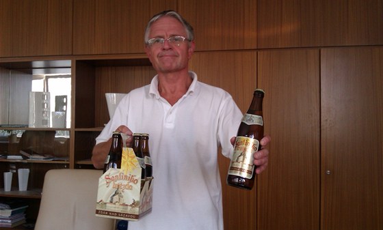 Místostarosta Žďáru nad Sázavou Jaromír Brychta ukazuje nové pivo Santiniho